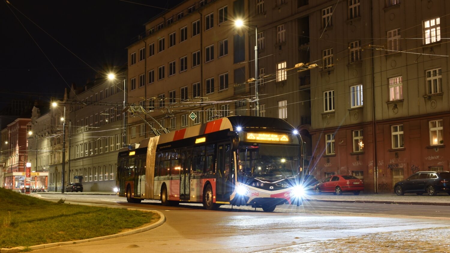 Trolejbus ev. č. 110 během své vůbec první zkušební jízdy mimo areál DPP zachycený dne 13. 10. 2023 během nabíjení na Palmovce. (foto: Libor Hinčica)