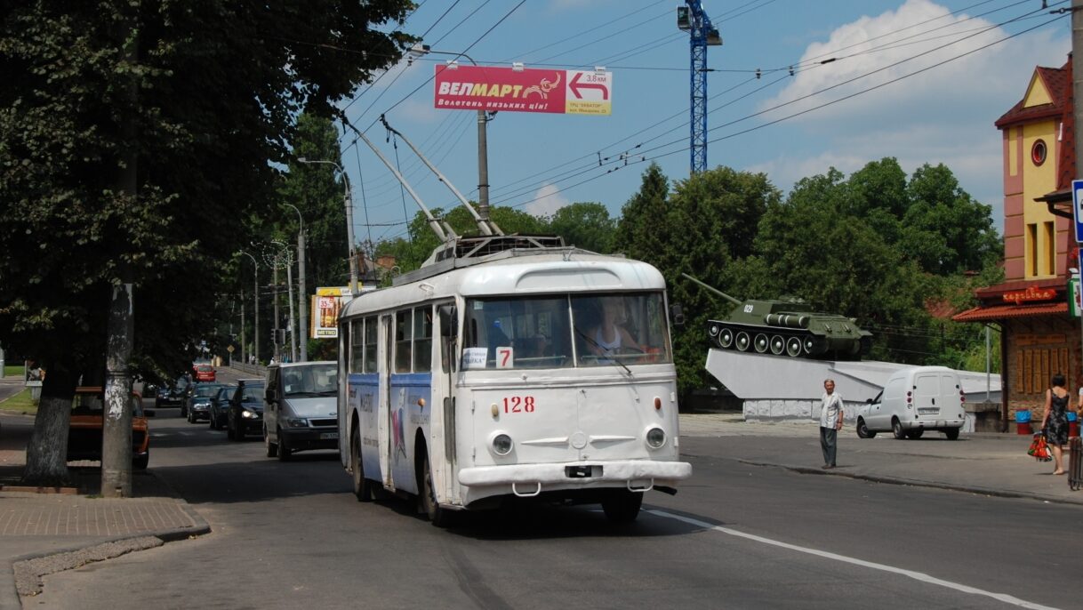 Ex-brněnský trolejbus trolejbus Škoda 9 TrHT  ev. č. 3136 (po rekonstrukci na odporové provedení de facto opět jen 9 Tr) projíždí v roce 2011 kolem pomníku s legendárním sovětským samohybným dělem SU-100 v Rivne. O osm let později zamířil trolejbus zpátky do Brna. (foto: Libor Hinčica)