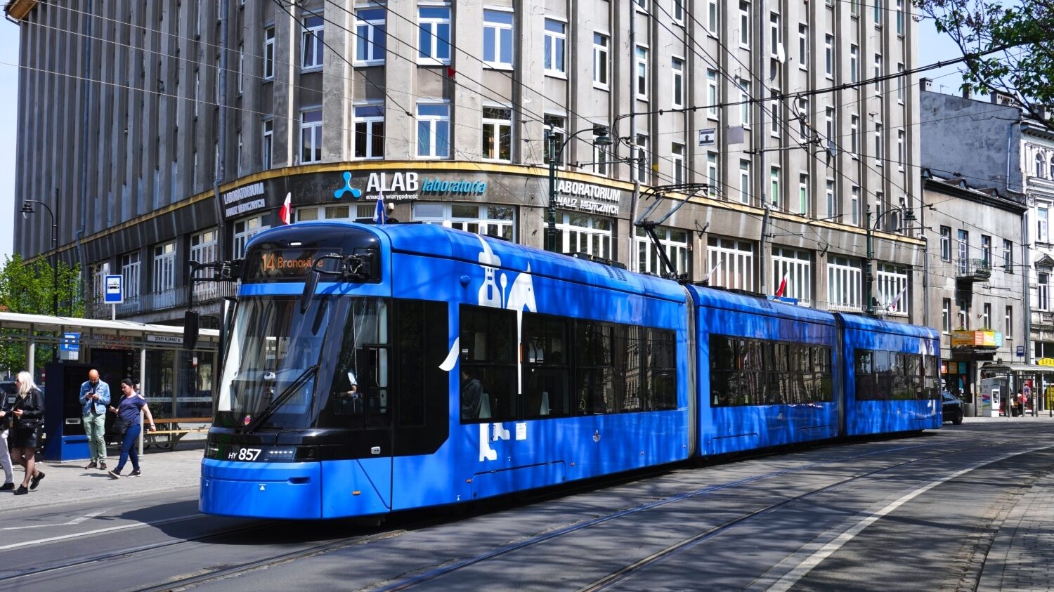 V ulicích Krakova bude  brzy všech 110 vozů Stadler Tango Kraków Lajkonik. Tříčlánkové vozy o délce 33,4 m mají vyvýšenou podlahu nad krajními podvozky. (zdroj: Wikipedia.org, foto: Mach240390)