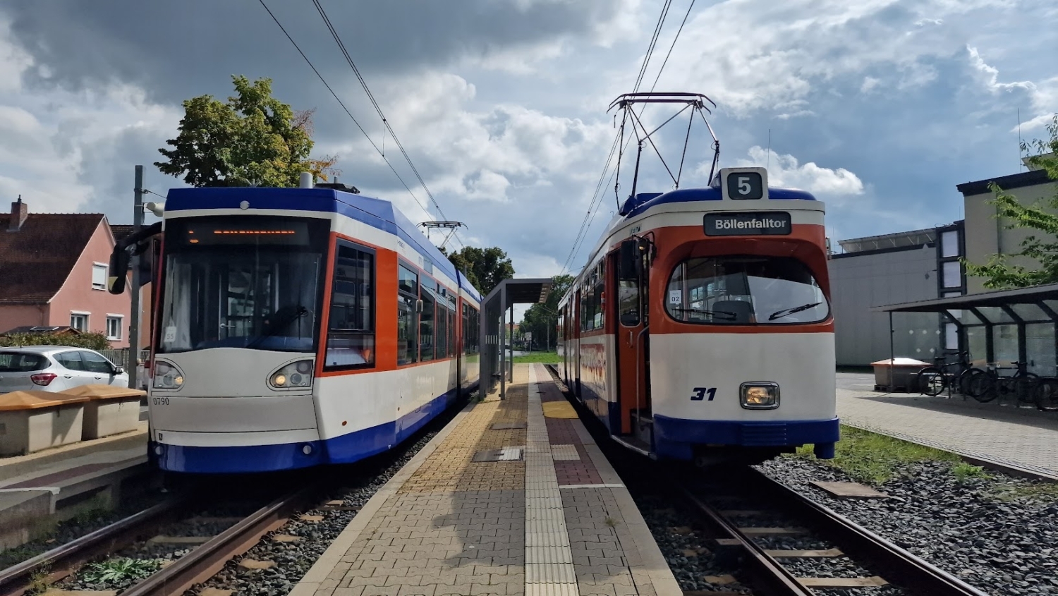 Historická tramvaj ST7 pózuje vedle tramvaje ST14 z produkce Alstomu. (foto: Joris Wilhelm)