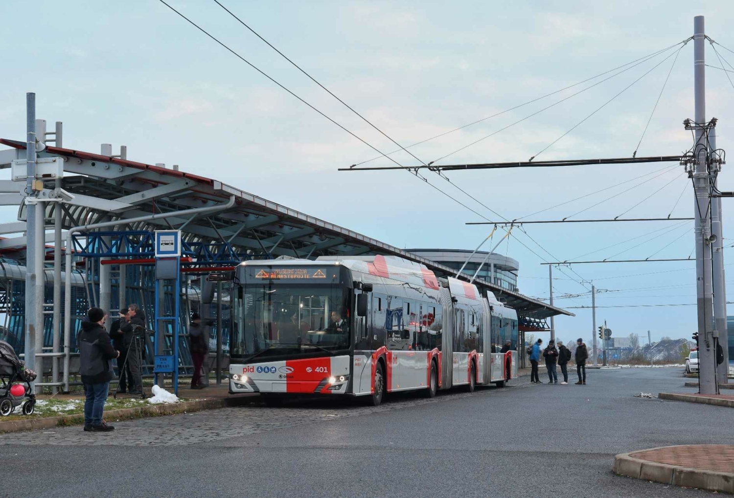 Trolejbus Škoda-Solaris 24m v terminálu Letňany při představení novinářům a veřejnosti. (foto: Vojtěch Povolný)