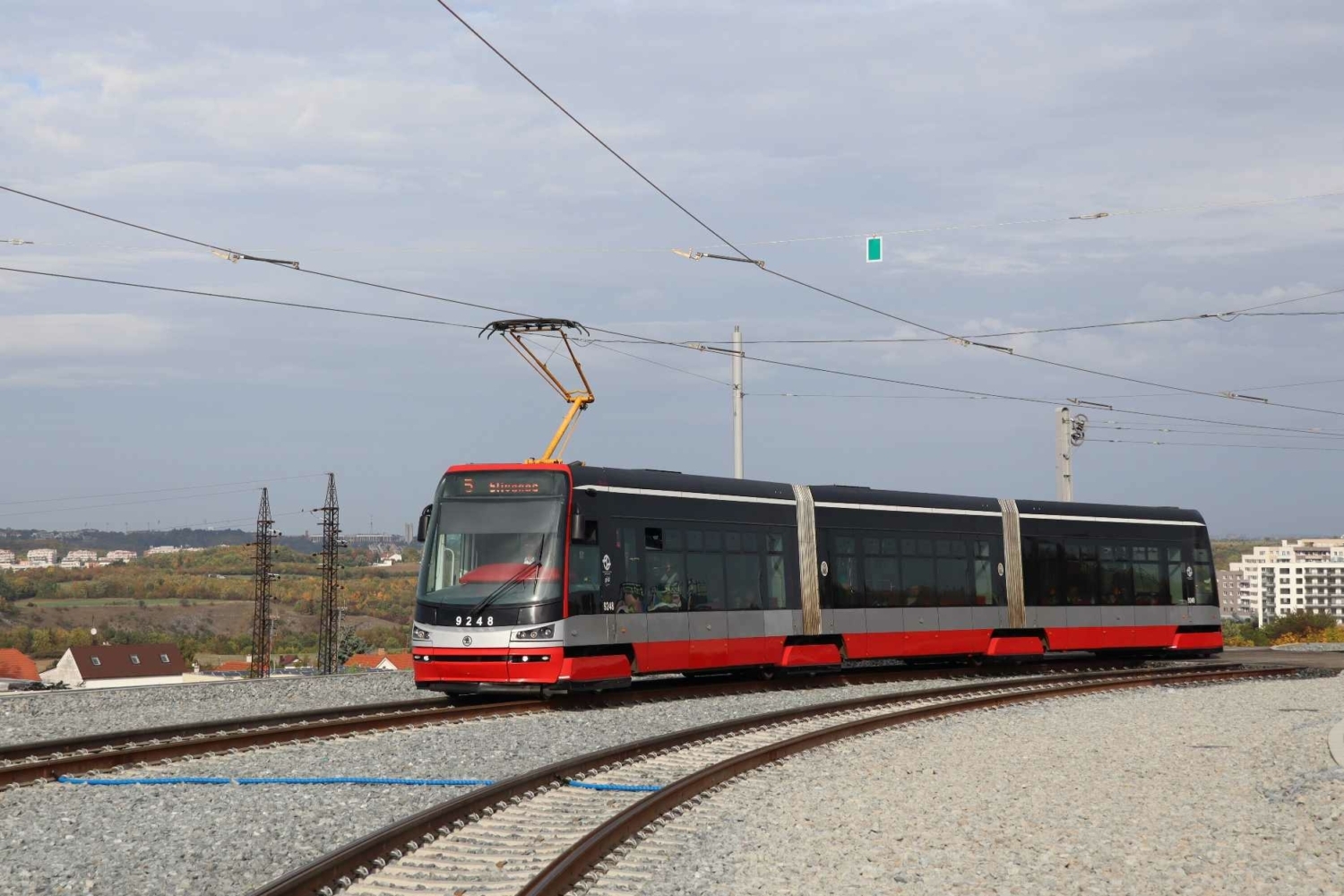 V letech 2009 až 2018 dodala Škodovka do Prahy 250 tramvají Škoda 15T ForCity. Nyní pravděpodobně naváže další velkou zakázkou na 200 vozů, jejichž dodávky mají začít v roce 2025. Jejich podoba nebyla prozatím odtajněna. (foto: Vojtěch Jandásek)