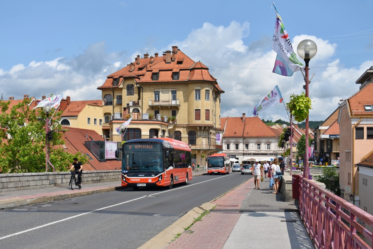 Elektrobus Iveco E-way 12M ev. č. 156 z loňské dodávky přejíždí Stari most přes řeku Drávu. Pronásleduje jej jeden z Urbanwayů poháněných CNG. (foto: Matěj Stach)