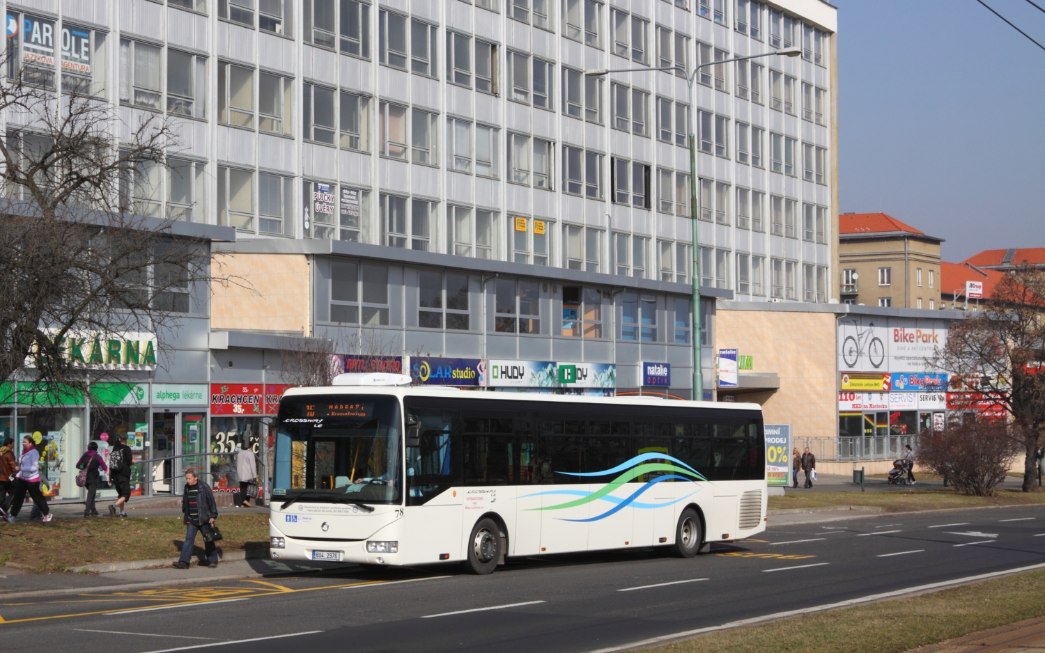 Irisbus Crossway LE 12,8M ev. č. 78 přijíždí do zastávky Obchodní dům PRIOR. (foto: Petr Nevyhoštěný)