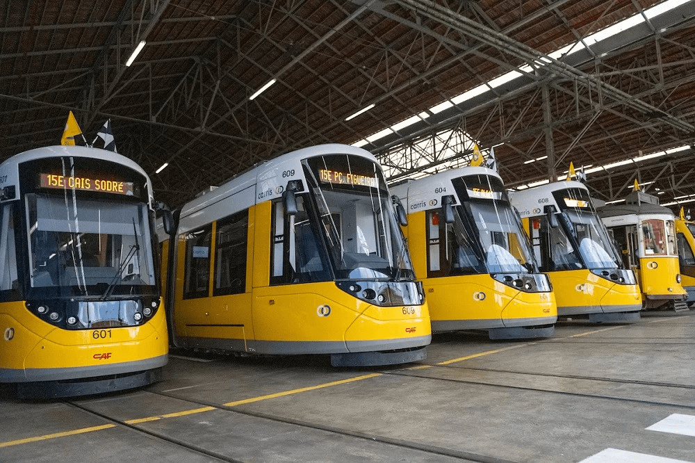 Tramvaj CAF Urbos 3 v tramvajové vozovně čekají na výjezd na linku č. 15E. (foto: Město Lisabon)