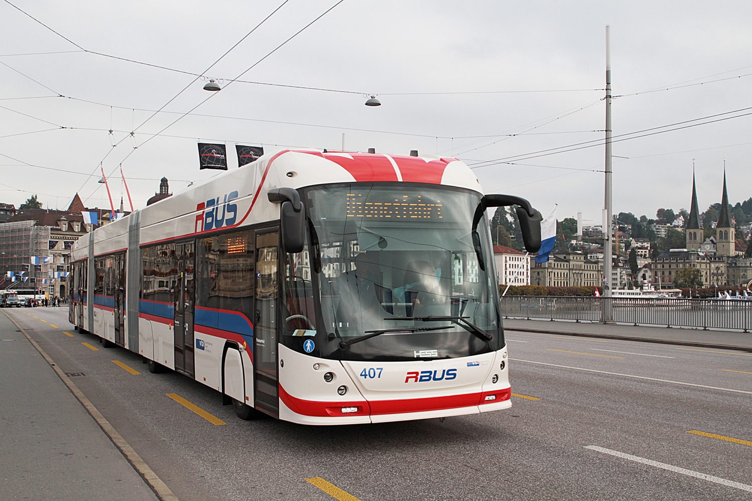 Tříčlánkový trolejbus HESS Swisstrolley 4 typu BGGT-N2D z roku 2016 určený pro provoz na expresní trolejbusové lince v Luzernu. (zdroj: Wikipedia.org. foto: Sandro Flückiger)