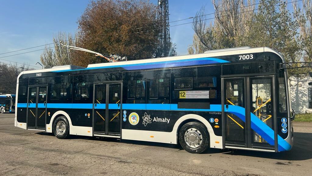 Yutongy začaly vozit místní cestující v listopadu 2023. Barevné provedení sériových vozů se na sociálních sítích nesetkalo příliš s kladnou odezvou, neboť na černé jde dobře vidět všechna špína. (foto: Akimat Almaty)