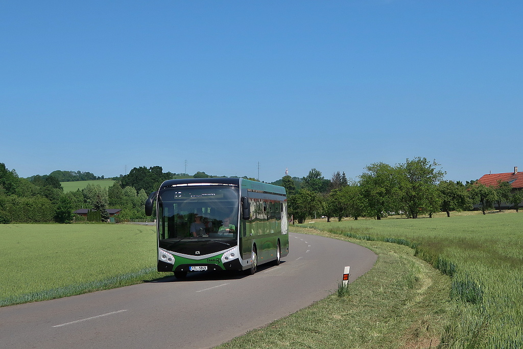 Ve Frýdku-Místku nebudou elektrobusy SOR NS 12 electric novinkou. Dvojice vozů zde slouží v provozu už od roku 2018. Snímek nám představuje jeden z vozů ve Fryčovicích v květnu 2018. (foto: Stanislav Trunečka)