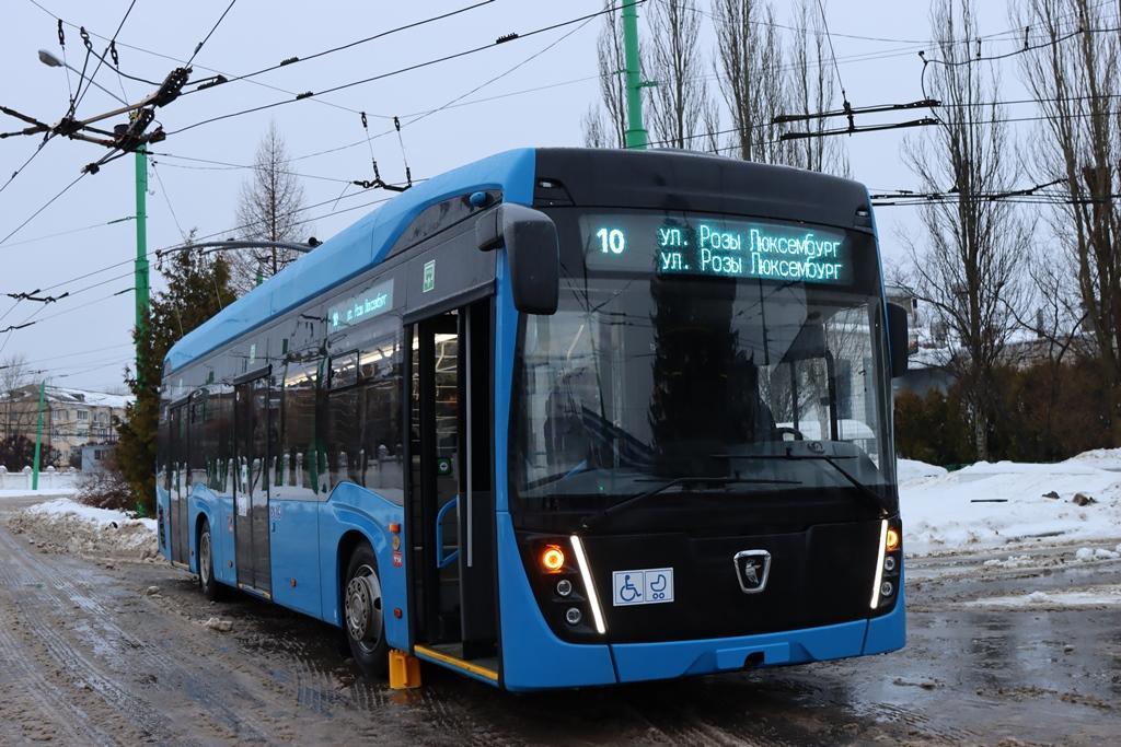 Trolejbus od Kamazu na zkouškách s cestujícími