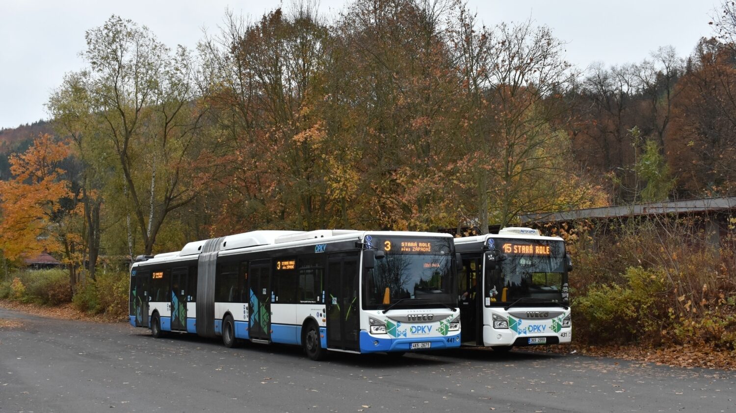 Dvojice autobusů Iveco Urbanway 18m karlovarského DP. Zatímco vůz ev. č. 431 z roku 2015 je dieselový, o čtyři roky mladší vůz ev. č. 441 využívá plynový pohon. Celkem disponují Karlovy Vary pěti článkovými autobusy – čtyřmi Urbanwayi (z toho dvěma s pohonem na CNG) a jedním Citelisem. (foto: Libor Hinčica)