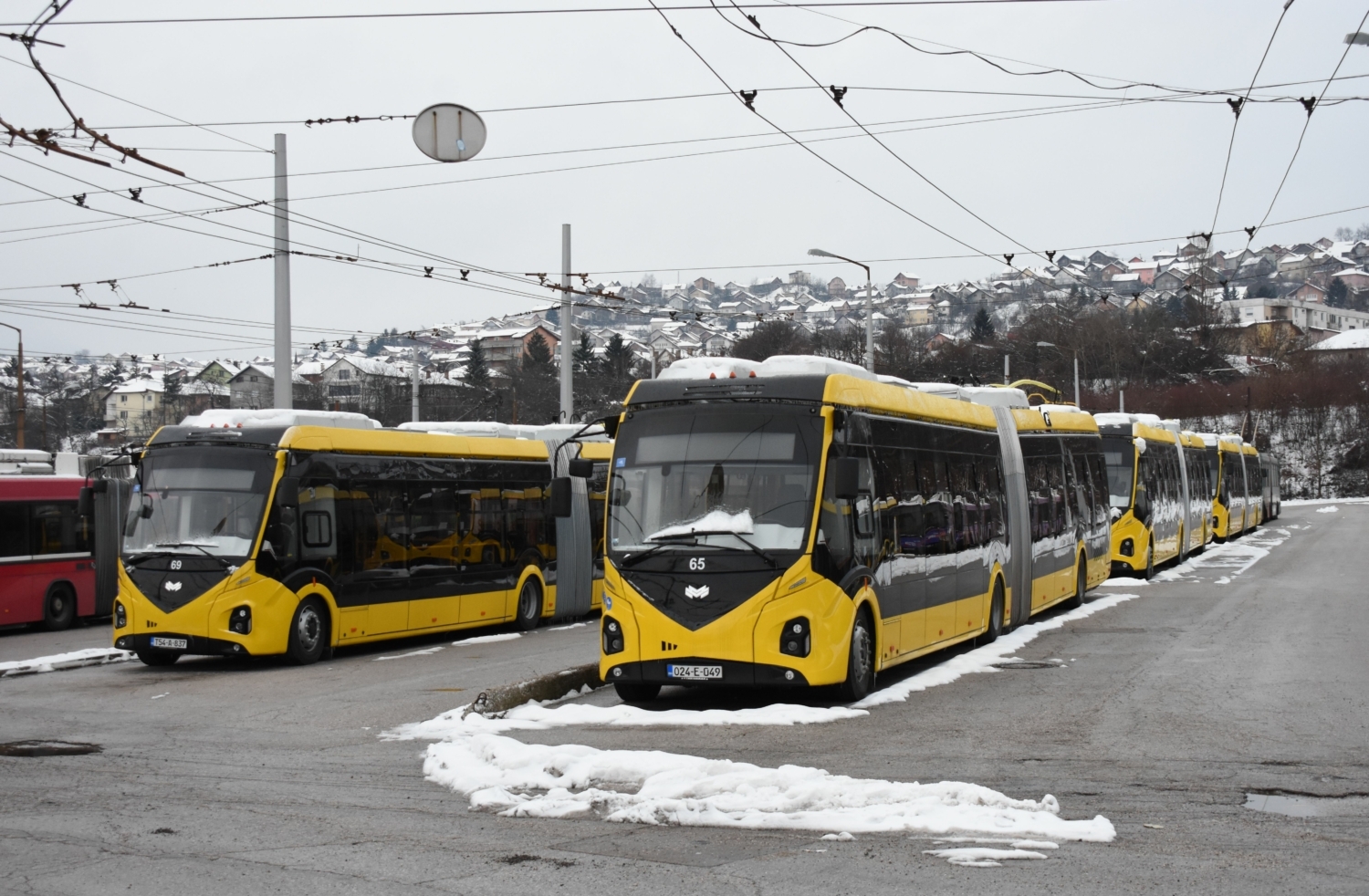 Do Sarajeva dorazilo v průběhu let 2022 a 2023 celkem 25 nových trolejbusů BKM 43300D běloruské provenience. S jejich dodávkami ovšem byly problémy – Bosna a Hercegovina se připojila k protiruským a k protiběloruským sankcím, což hrozilo dodávku trolejbusů zablokovat. Nakonec bylo dohodnuto, že trolejbusy ze základního kontraktu budou do země doručeny, avšak opci na dalších deset kusů už Sarajevo využít nemohlo. Současně se nová flotila potýká s nedostatkem náhradních dílů, neboť údržbu v podstatě nelze legálně zajišťovat. (foto: Libor Hinčica)