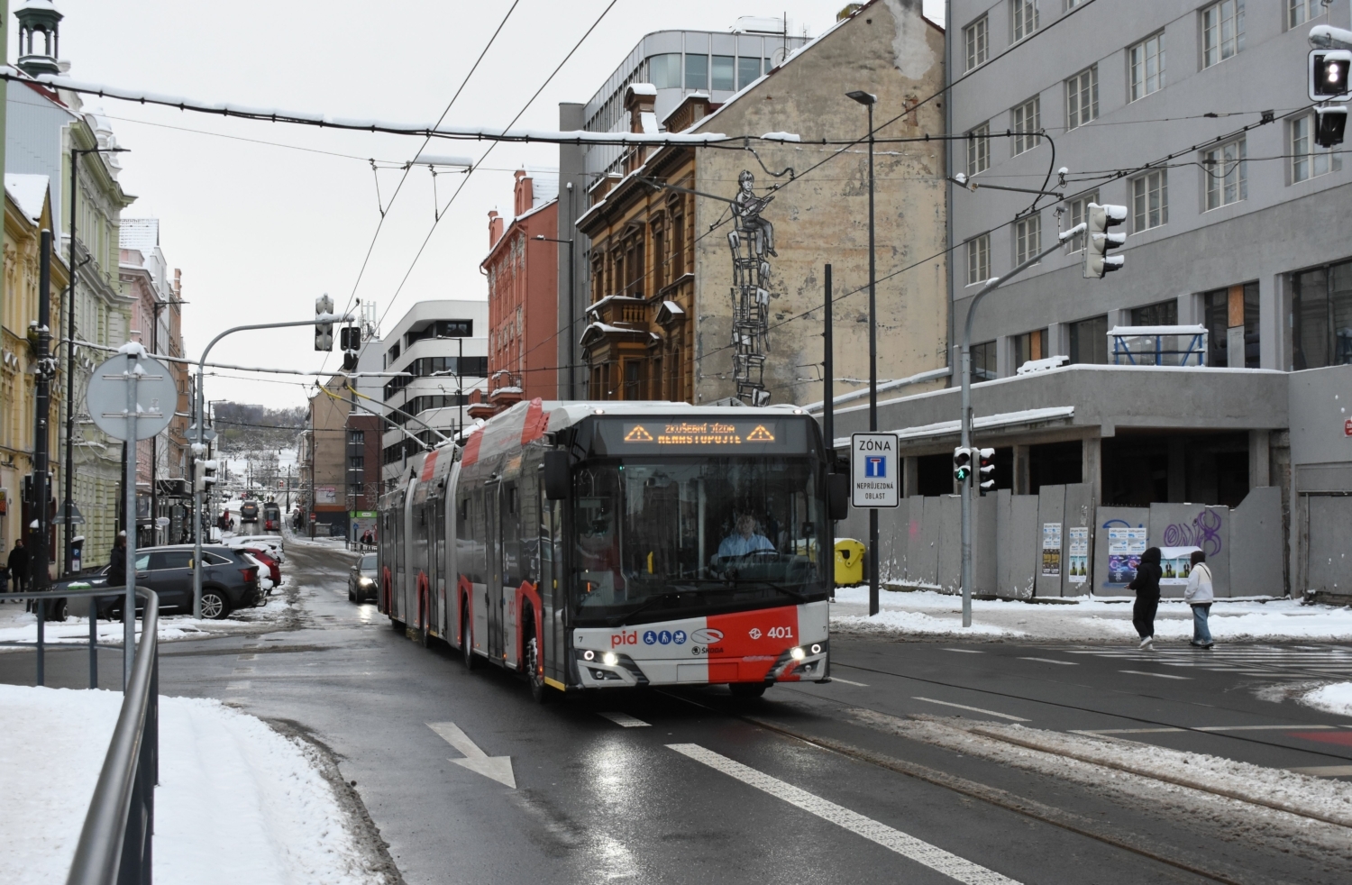 Trolejbus Škoda-Solaris 24m projíždí Zenklovou ulicí v Libni během zkušebního provozu. (foto: Libor Hinčica)