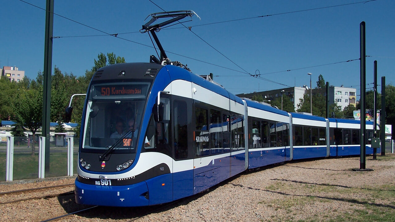 Vozový park velkokapacitních tramvají je tvořen 36 tramvajemi Krakowiak z produkce Pesy a jedním pokusným vozem Protram. V nadcházejících letech by se mohl rozšířit o dalších 30 vozů. (foto: Michał Kwaśniak)