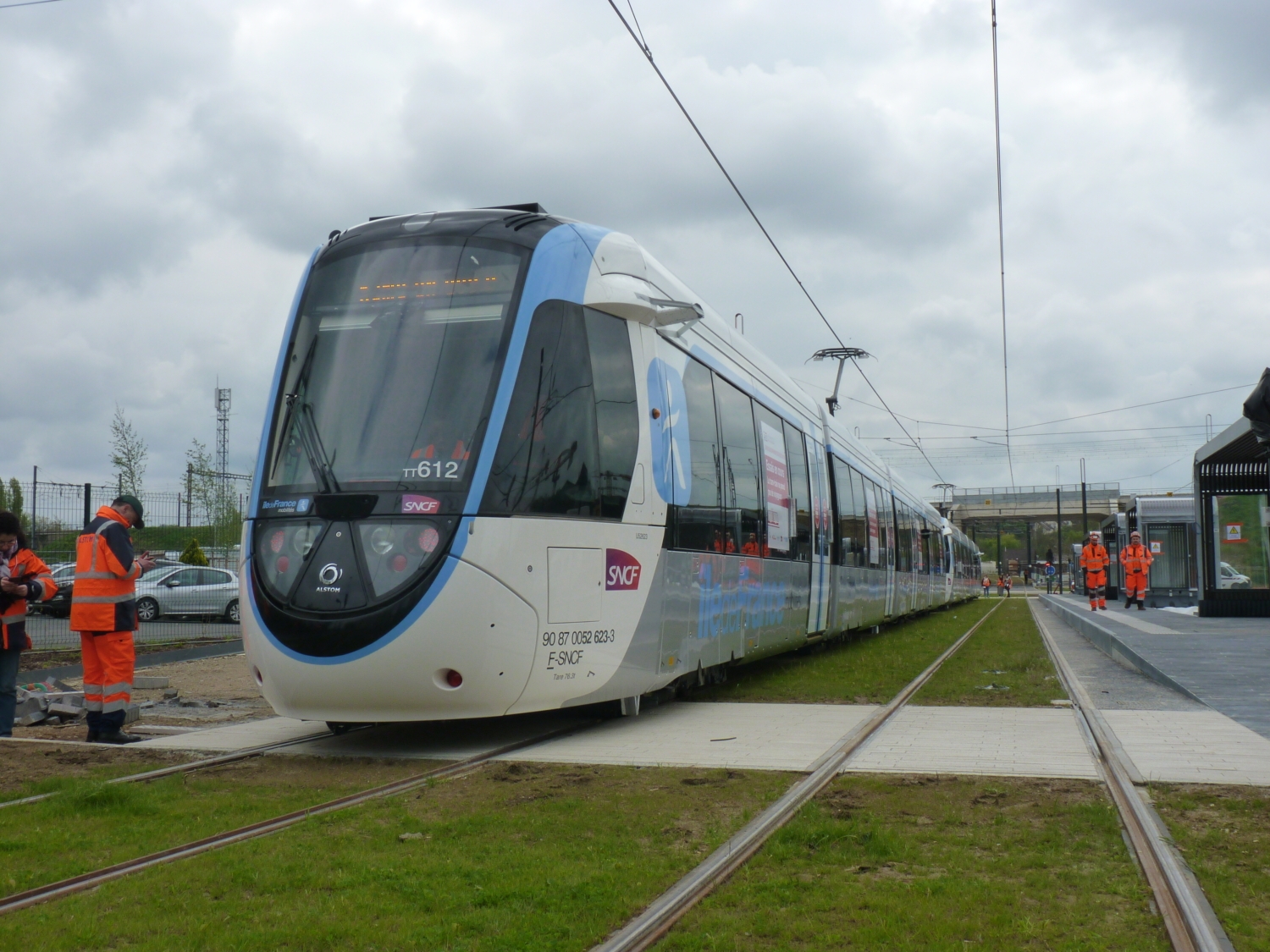 Od 23. 4 2023 začaly zkoušky i na tzv. městském či tramvajovém úseku nové linky T12. K provozu slouží vozidla CItadis Dualis z produkce Alstomu. (zdroj: Wikipedia.fr; foto: Louis-Marie952 )