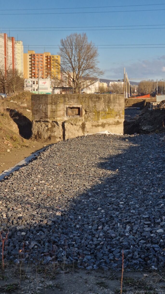 Prodloužení tramvajové tratě na Petržalku stojí v cestě německé opevnění