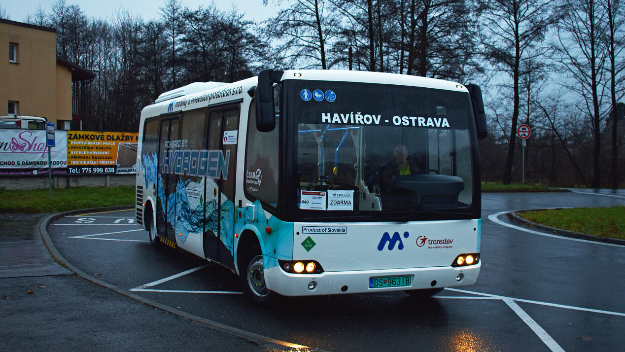 V prosinci 2022 byl mezi Havířovem a Ostravou zkoušen „Product of Slovakia“ v podobě elektrobusu s vodíkovým prodlužovačem dojezdu typu M&I Modulo H2Bus, jenž je postaven na základě kompozitní skříně vyrobené v Rusku a odkoupené následně z Maďarska. (foto: Robert Hlad)
