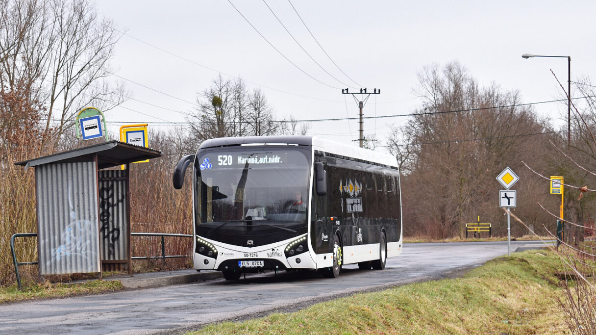 Karvinou křižuje elektrobus vystavený na Busworldu. Výzbroj Škoda ale nemá