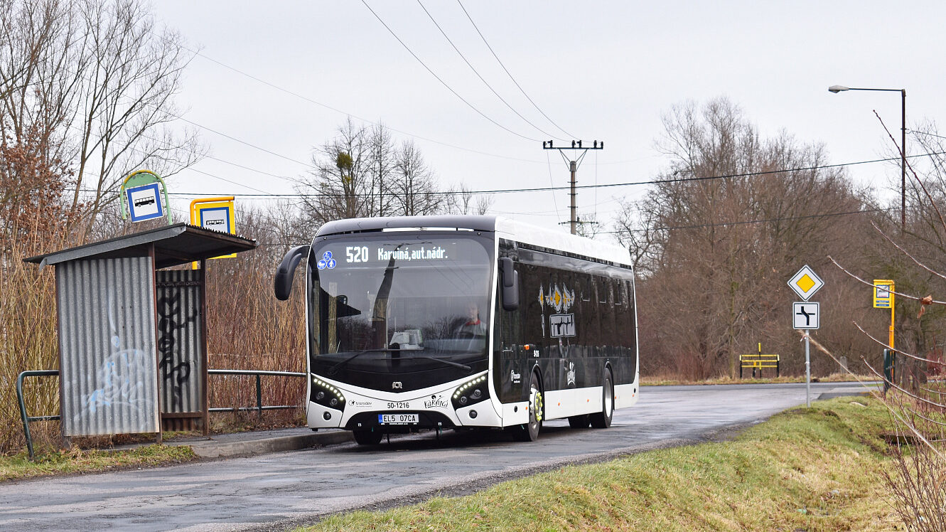 Elektrobus prezentovaný na veletrhu Busworld v Belgii s logem Škodovky ve skutečnosti výzbrojí plzeňského výrobce nedisponuje. (foto: Robert Hlad)