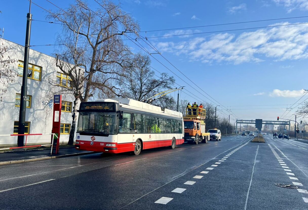 Na druhé pražské trolejbusové trati vyjel poprvé trolejbus