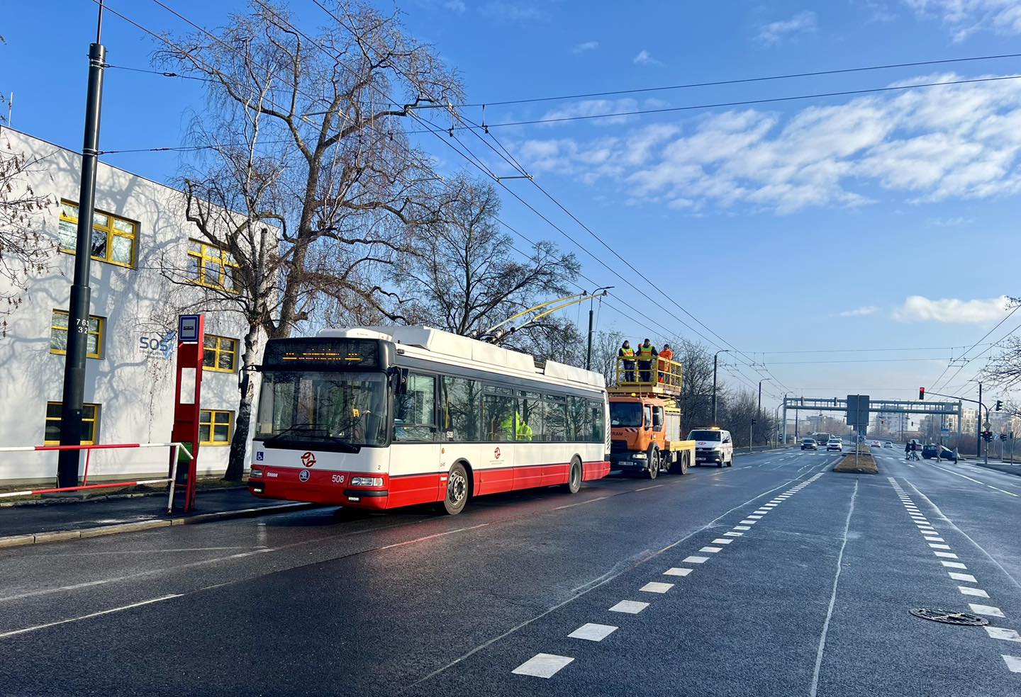 Trolejbus Škoda 24 Tr se stal prvním vozem, jenž se projel na trati k letišti pod trolejí.(foto: DPP; Dominika Brabcová)