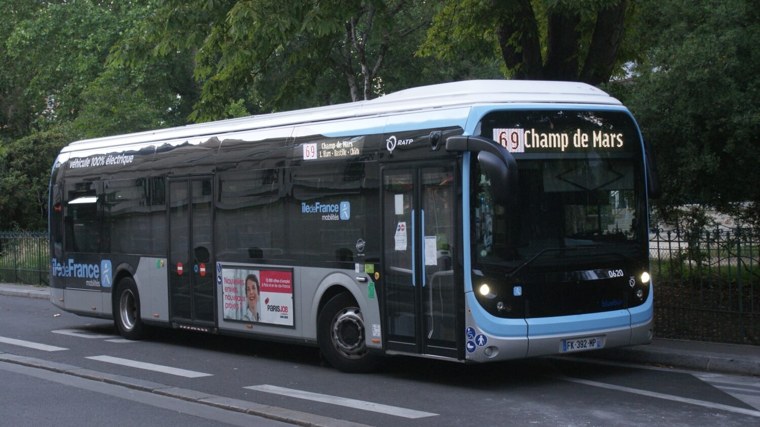 Elektrobus Bolloré Bluebus 5SE ve službách T4E. (zdroj: Wikipedia.org; foto: Artvill)