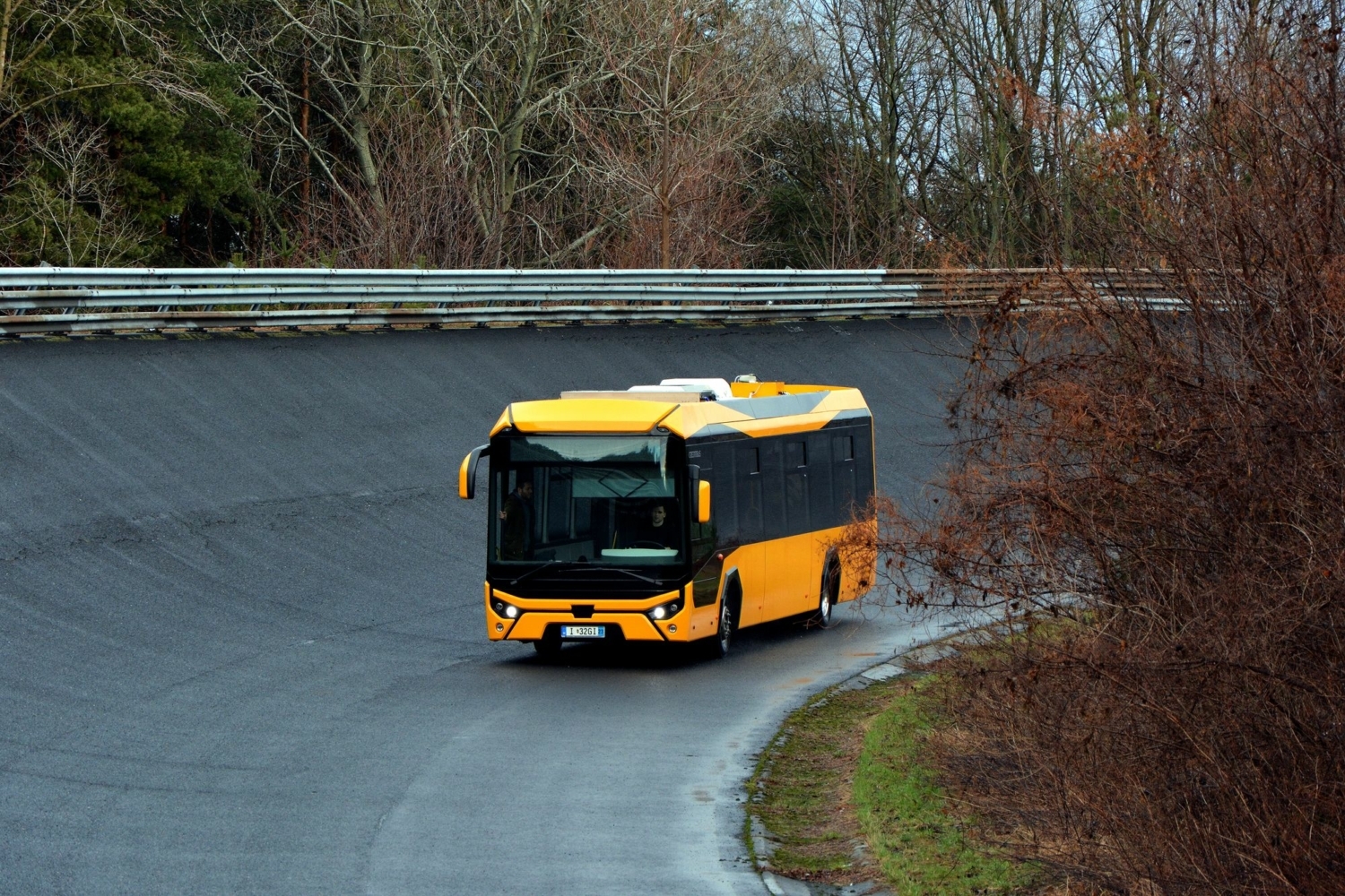 Prototyp 12m elektrobusu je na první pohled k nerozeznání od dieselové verze. Design vozidla byl totiž již navrhován tak, aby byly střešní kryty identické pro obě modifikace. (foto: Kravtex-Kühne/Credobus)