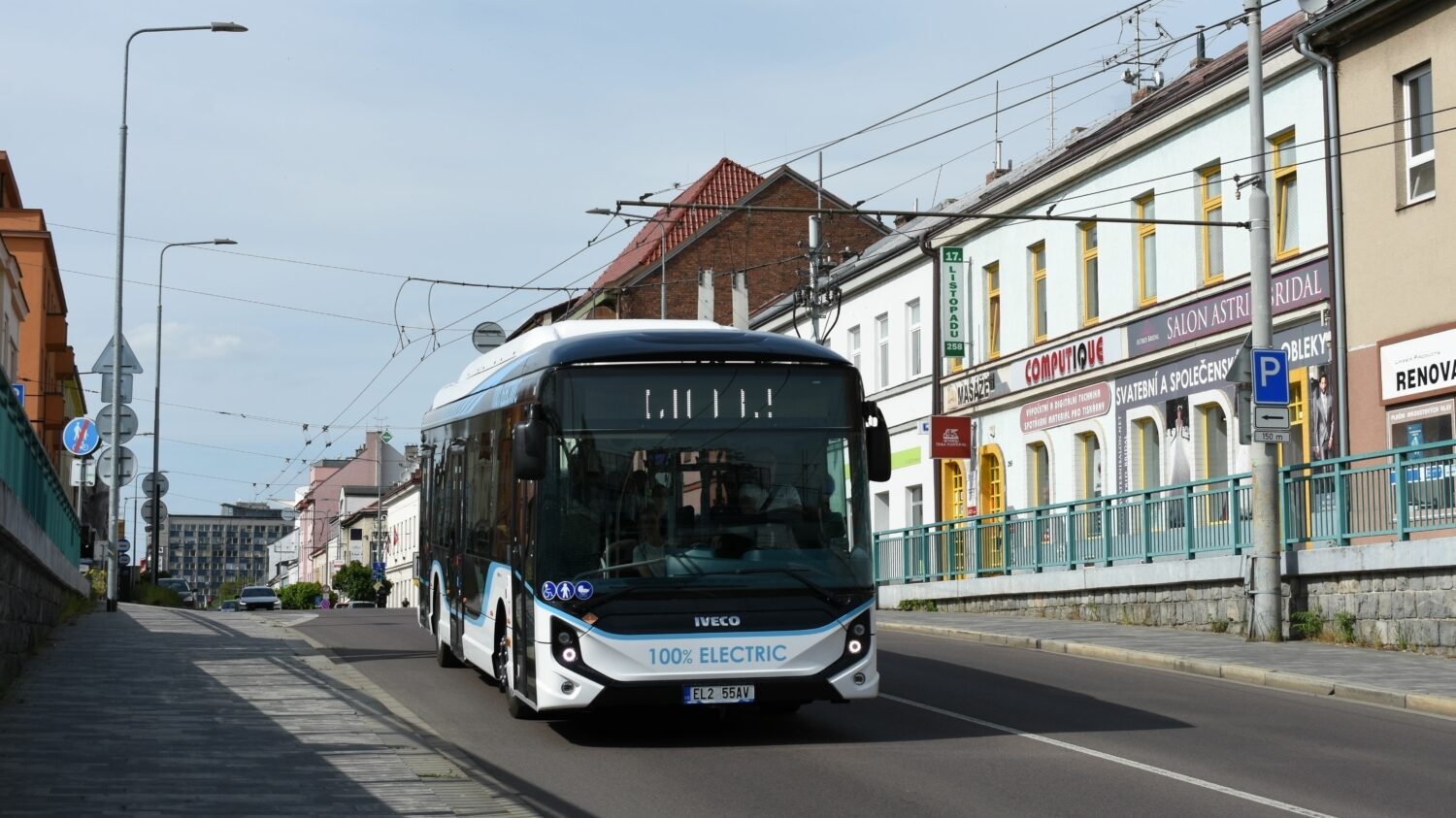 V květnu 2022 se předváděcí E-way objevil i v Pardubicích, avšak jen jako host místních oslav výročí trolejbusové dopravy. (foto: Libor Hinčica)