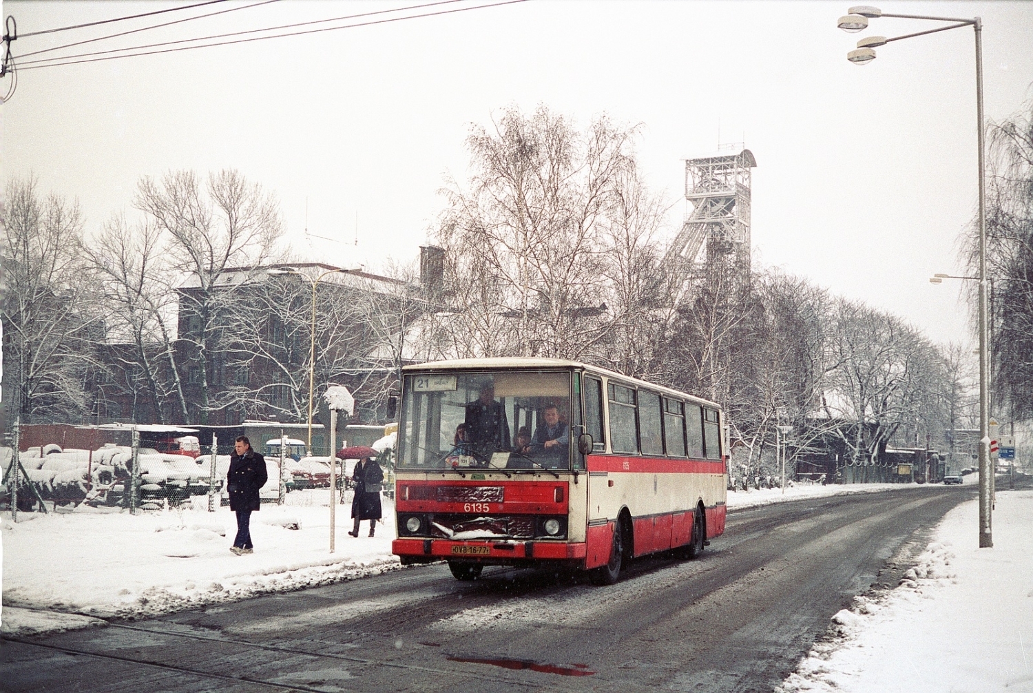Dne 27. 12. 1993 zachytil fotograf autobus Karosa B 731 ev. č. 6135 z roku 1985 u dolu Zárubek, jehož areál jde vidět v pozadí. Důl byl uzavřen po požáru v dubnu 1990, ikonická těžní věž byla odstraněna v roce 1998. Autobus na snímku byl již v roce 1994 vyřazen. (foto: Ing. Robert Janků)
