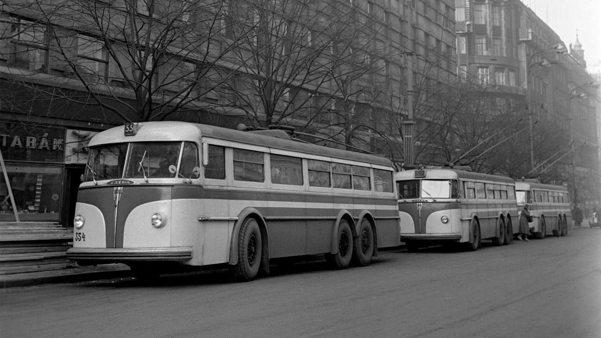 Trolejbusy tvořily kolorit Václavského náměstí od roku 1947 do roku 1967. Ukončeny zde byly postupně linky č. 52, 53, 55 a 61. Krátce zde v roce 1949 končila i linka č. 54. (zdroj: Archiv DPP)