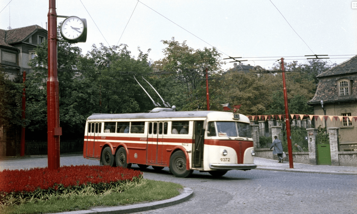 Trolejbus Tatra 400 zachycený během spartakiádního provozu v roce 1965.(zdroj: Archiv DPP)