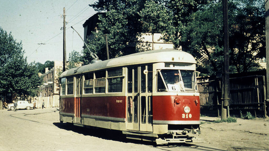 Z celkem 287 vyrobených tramvají typu Tatra T I bylo do zahraničí exportováno pouze 22 vozů, zbytek skončil u provozovatelů v Československu. Dvě tramvaje odebrala Varšava, dalších dvacet skončilo v ruském Rostově na Donu, odkud pochází i tento snímek. Šlo o tramvaje původně určené pro Prahu, která je ovšem kvůli problémům v údržbě musela odříct. (foto: Wolfgang Schreiner)