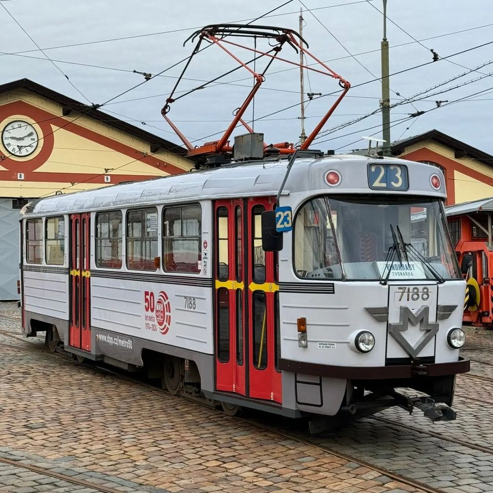 50. výročí pražského metra připomíná netradičně polepená „té trojka“