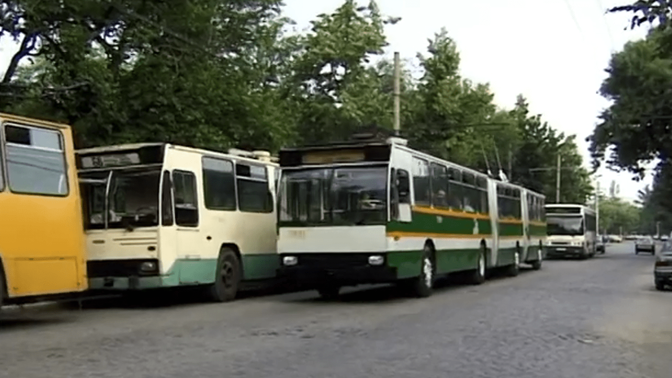 Jediný rumunský tříčlánkový trolejbus ITB-DAC 117E-220E