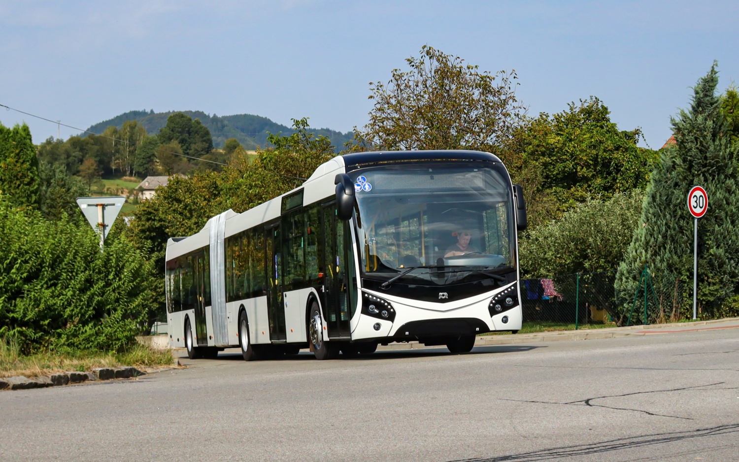 SOR dodá 142 kloubových autobusů na náhradní dopravu DB