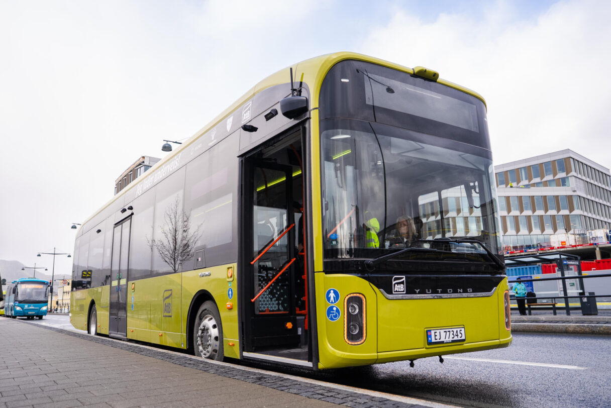 V Norsku testují indukční nabíjení elektrobusů za jízdy