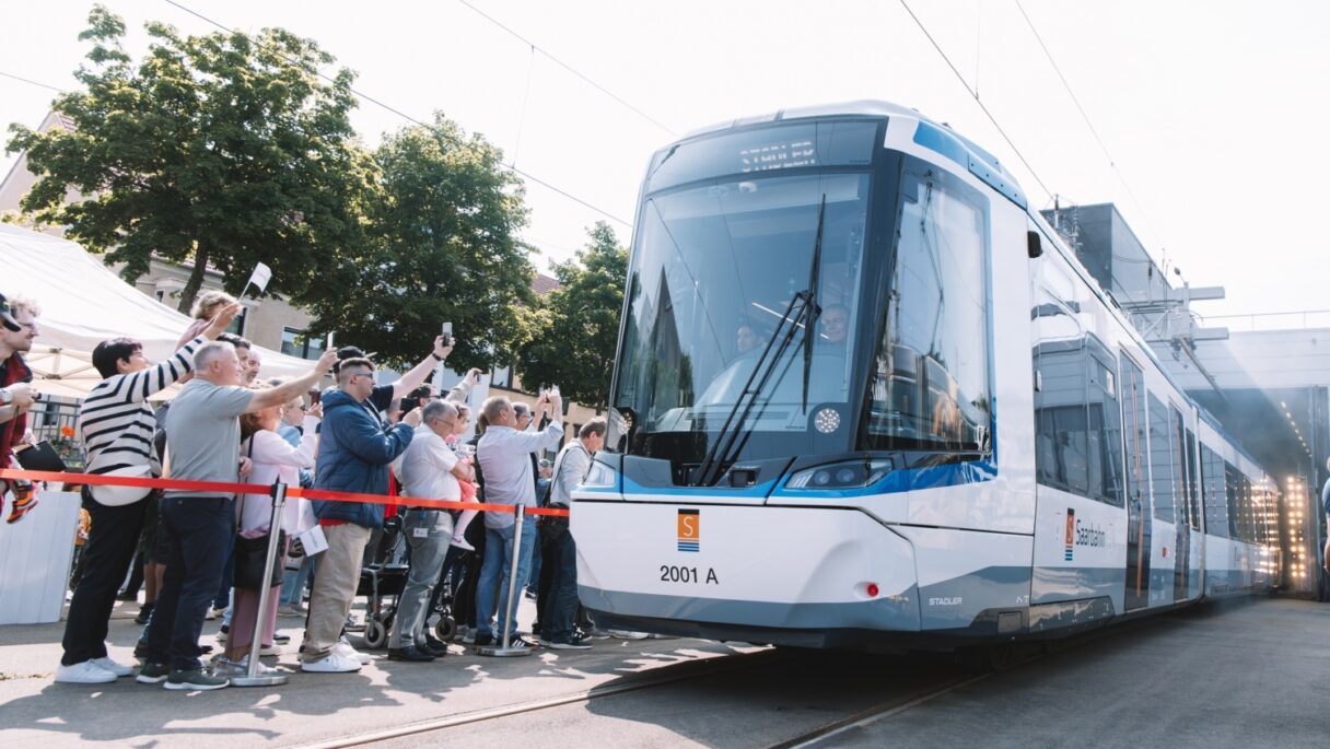 Stadler dodal první vlakotramvaj z obří objednávky