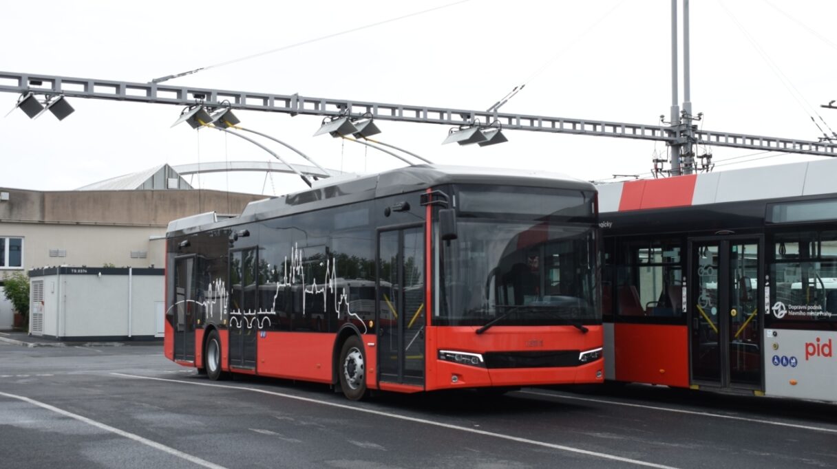 Zkušební trolejbus Bozankaya SNG 12T dorazil do Prahy