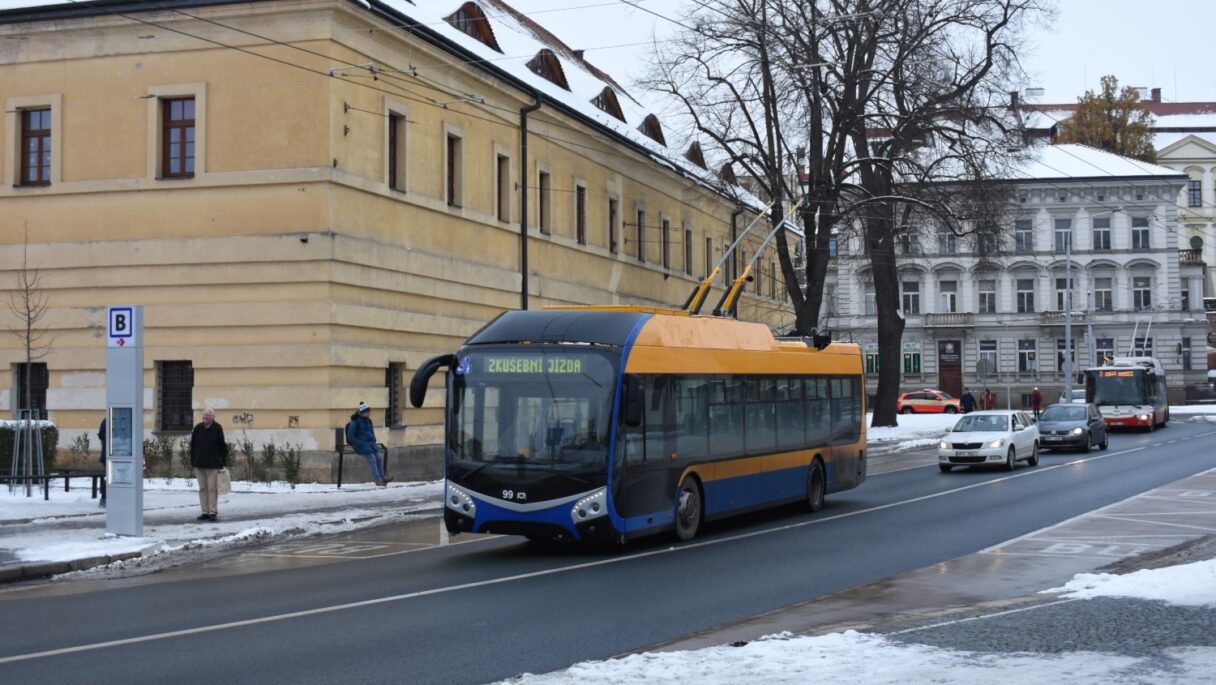 Praha získá čtveřici zlínských vozů SOR TNS 12. Obdrží výzbroj Škoda