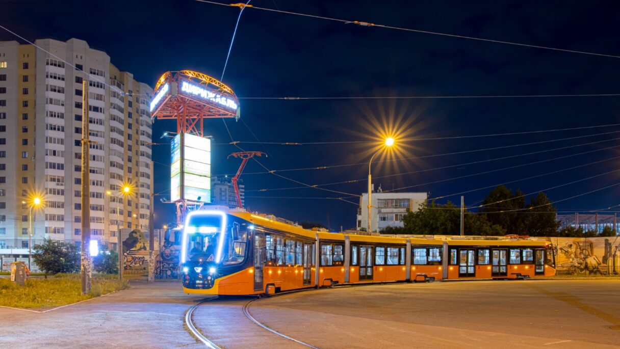 V Jekatěrinburgu testují nejdelší ruskou tramvaj, konkurence přišla s odpovědí