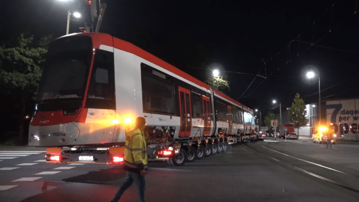 Do Haagu dorazil první vůz Stadler TINA