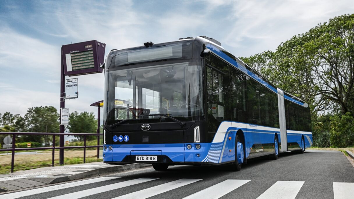 Čínská nadvláda na Busworldu. BYD představilo nový 18m elektrobus