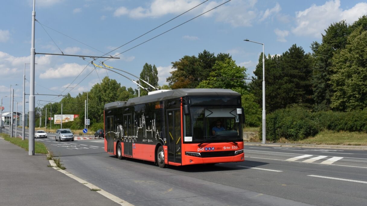 Trolejbus Bozankaya v Praze konečně vyjíždí do provozu s cestujícími