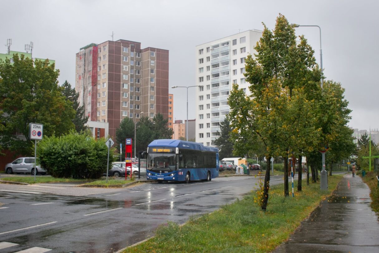 Po půl roce se vrátil do ulic Prahy vodíkový elektrobus