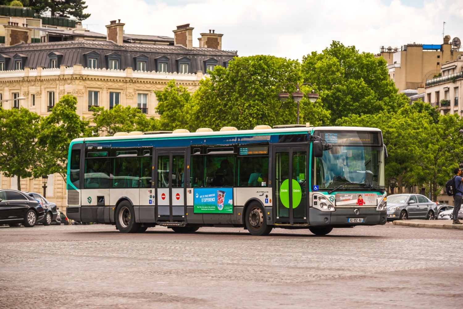 Paříž a region Île-de-France darují na Ukrajinu 400 autobusů