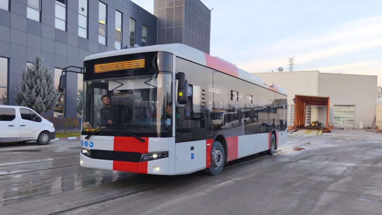 První trolejbus Bozankaya SNG 12T míří do Prahy