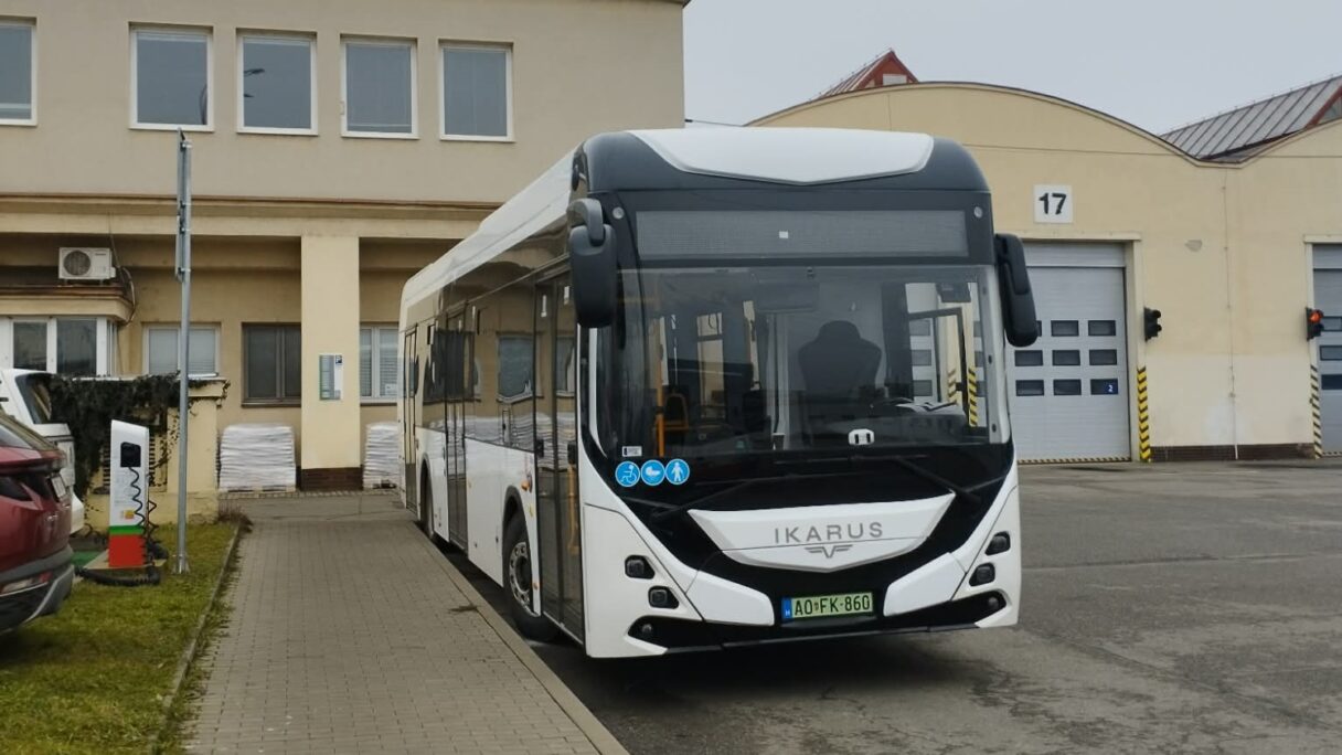 Návrat legendárního Ikarusu. Kladno testuje 12m elektrobus