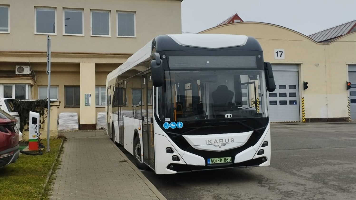 Návrat legendárního Ikarusu. Kladno testuje 12m elektrobus