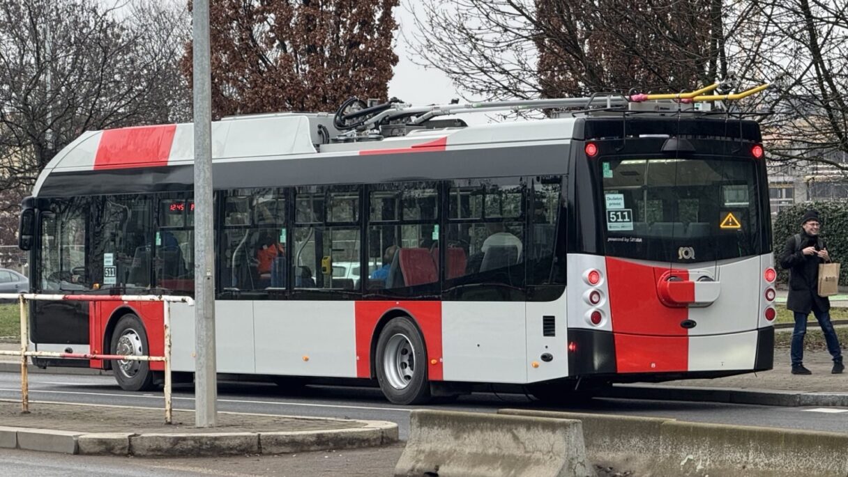 „Nezlínský“ trolejbus SOR TNS 12 vyjel do ulic Prahy