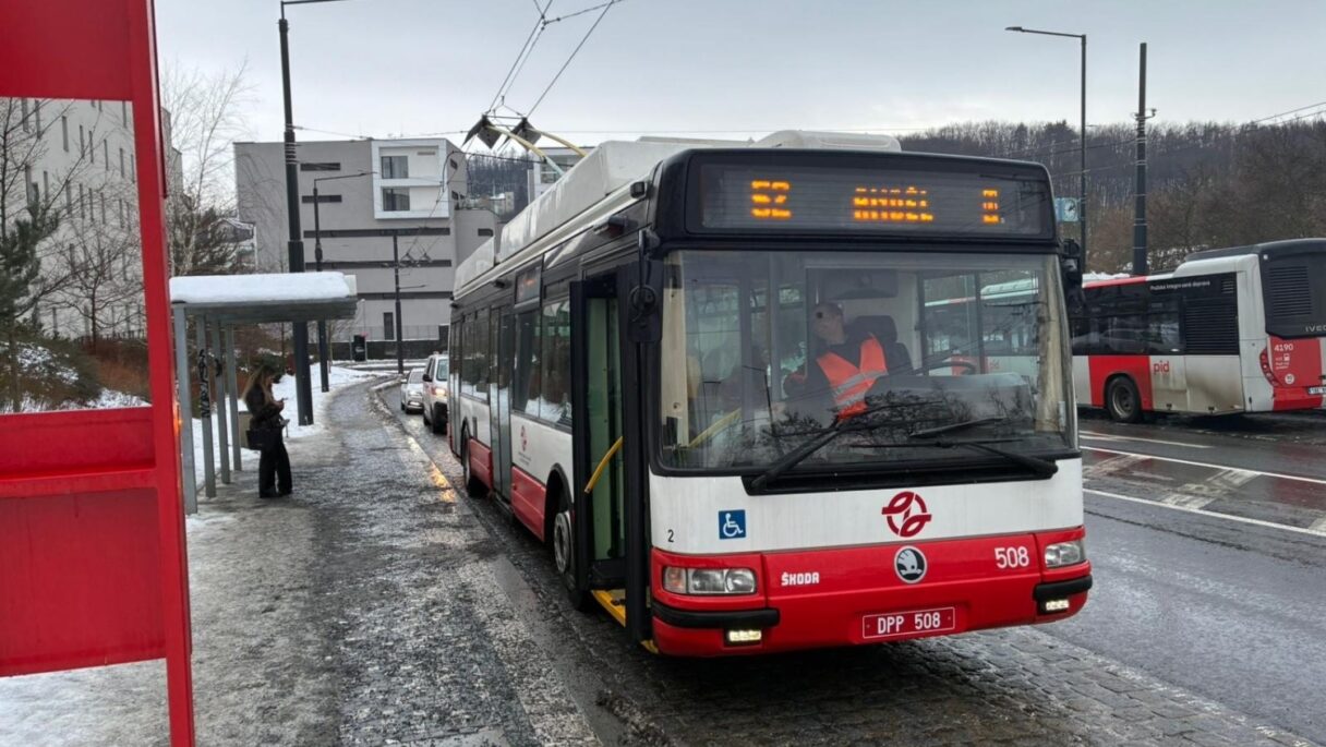 Trolejbus se po 57 letech vydal k pražské Waltrovce