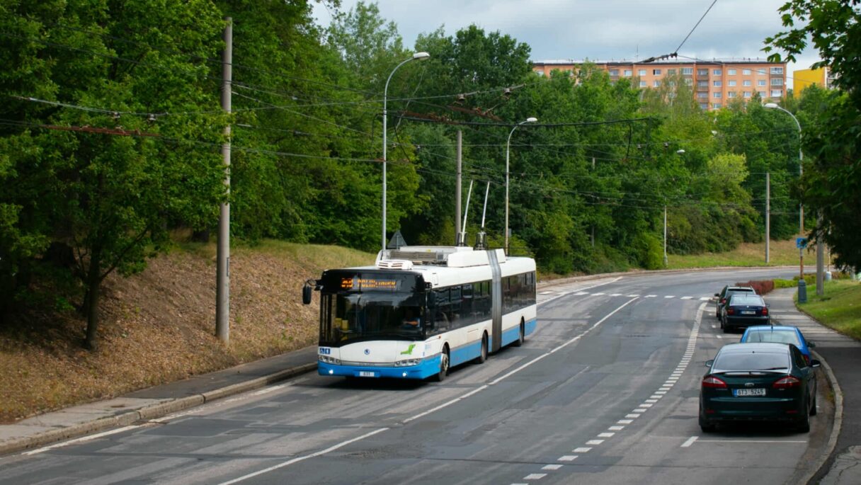 Do Zlína míří chomutovský trolejbus Škoda 27 Tr